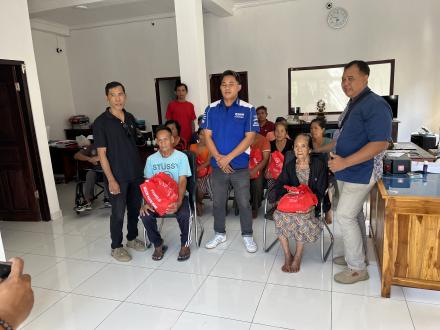 Pemberian Paket Sembako dari Maha Surya Motor di Desa Jinengdalem